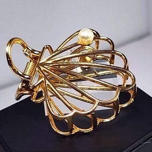 Goldtone Clam/Faux Pearl scarf clip 23079-010